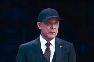 现年77岁的许鞍华凭借着《天水围的日与夜》《女人，四十》《黄金时代》等经典作品闻名影坛，曾获得第77届威尼斯国际电影节终身成就金狮奖等荣誉。